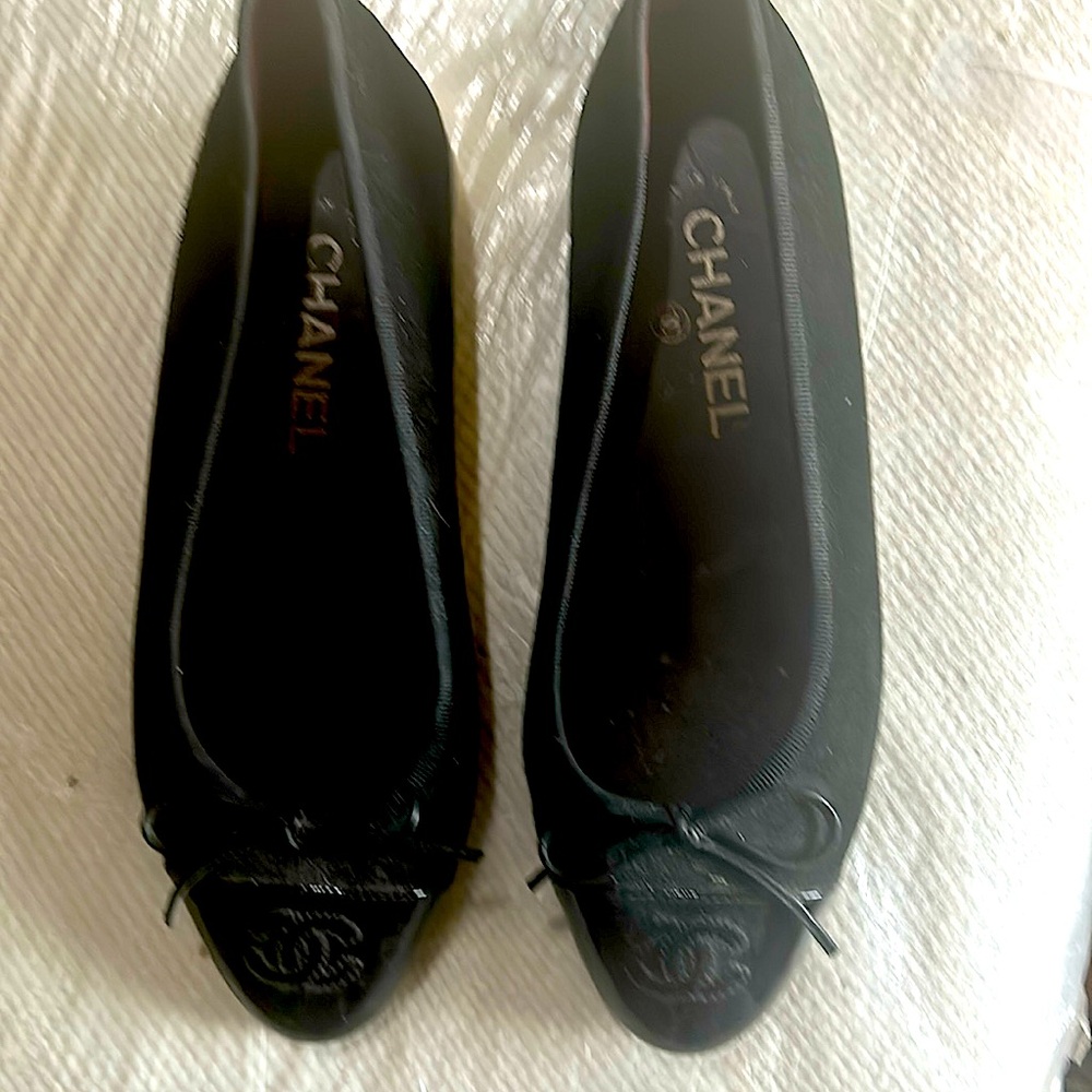 Barely worn Chanel flats size 38